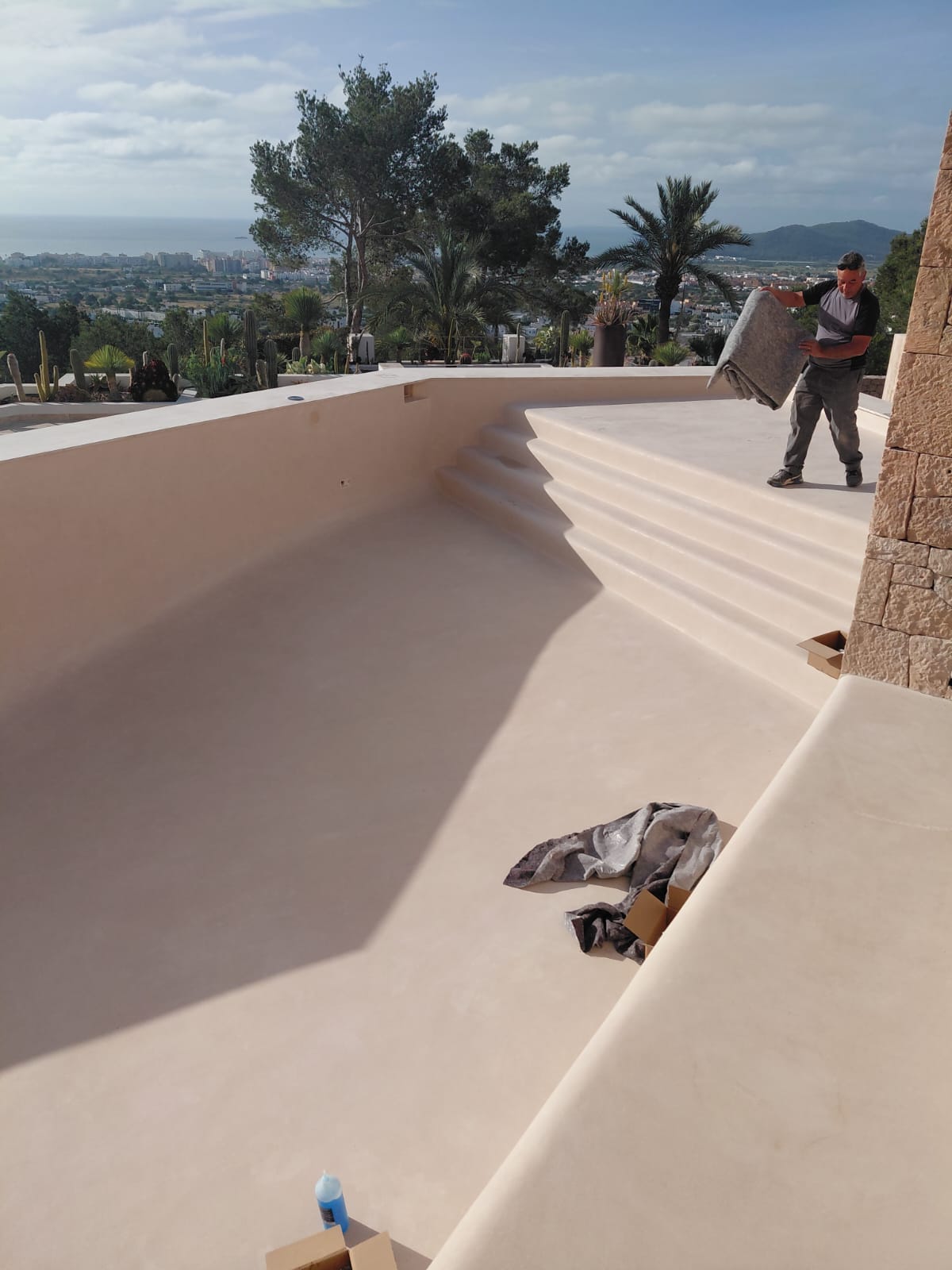 Fertig beschichteter Concreseal Pool auf Ibiza