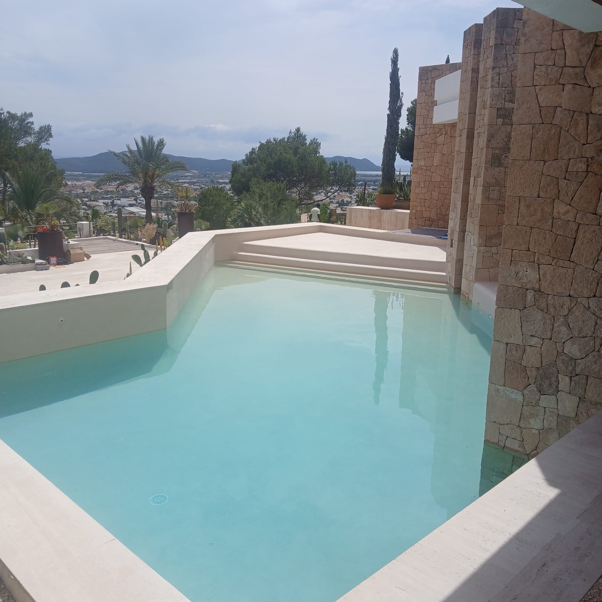 Suma Homes Team bei einer Poolbeschichtung