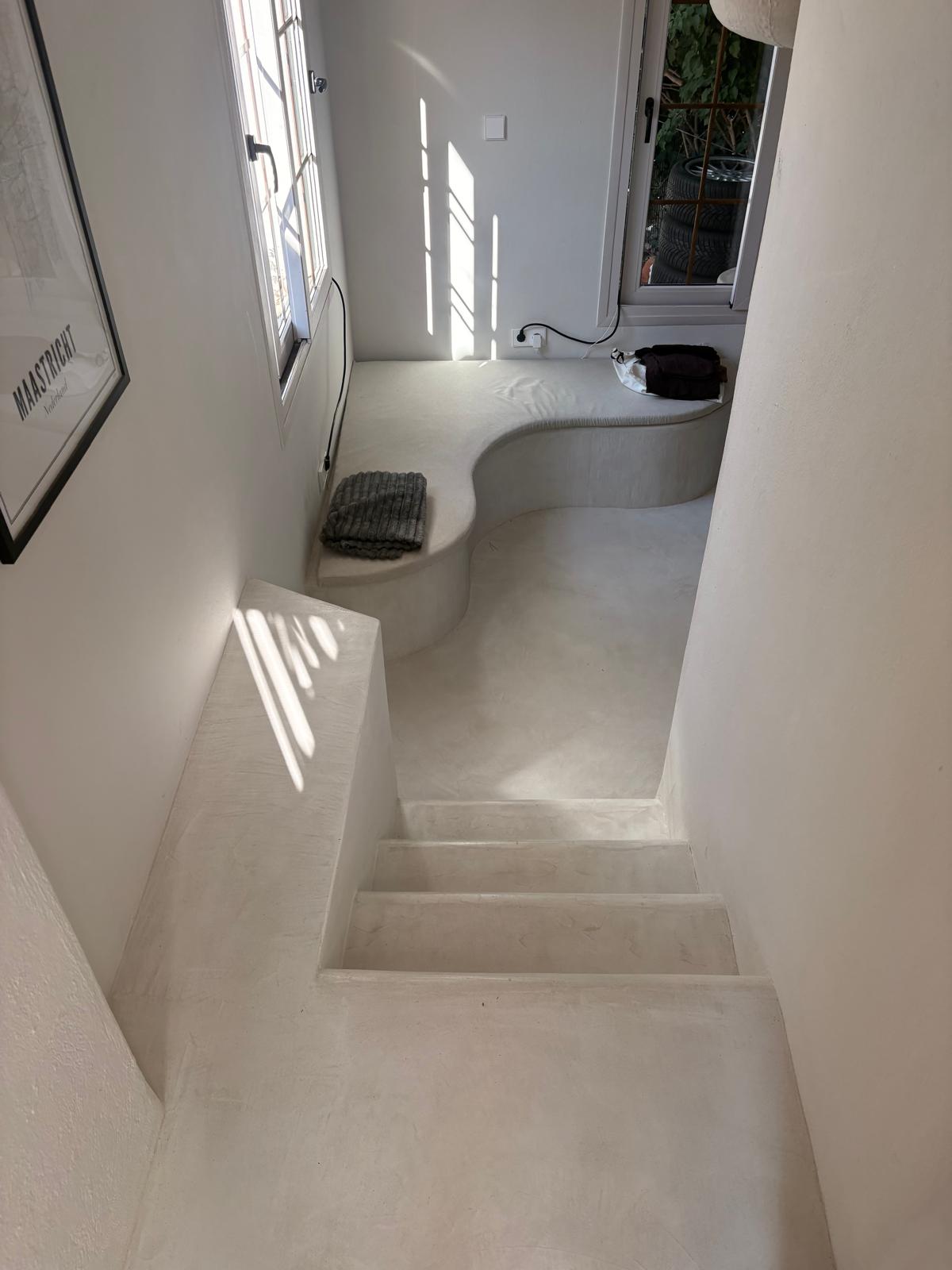 Fugenlose Treppe und Sitzbank